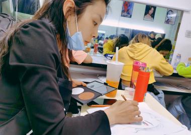 零基础学员该如何选择化妆培训学校呢？